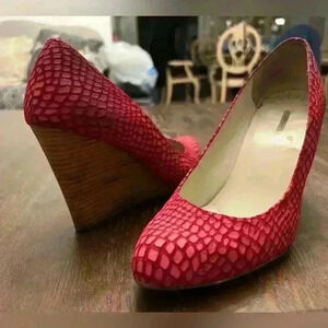 MAX STUDIO Mecca Fuchsia Lizard Embossed Leather Wedge Pump 10M